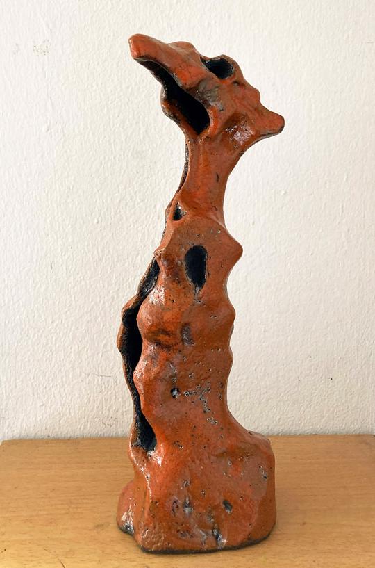 Orange keramikfigur